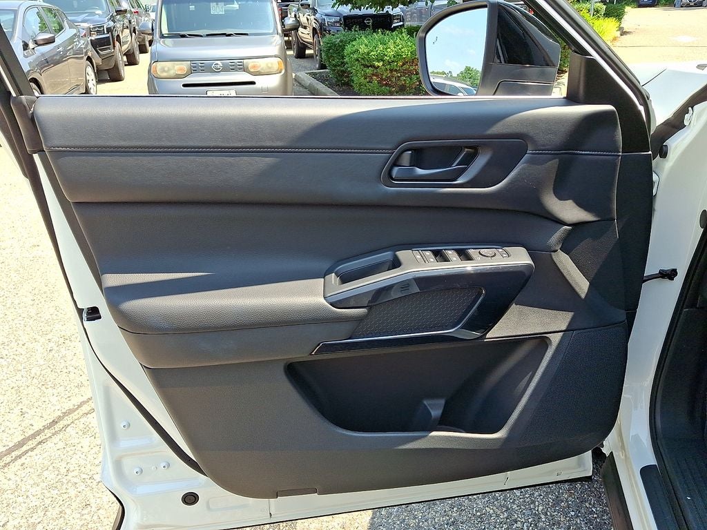 2025 Nissan Pathfinder S
