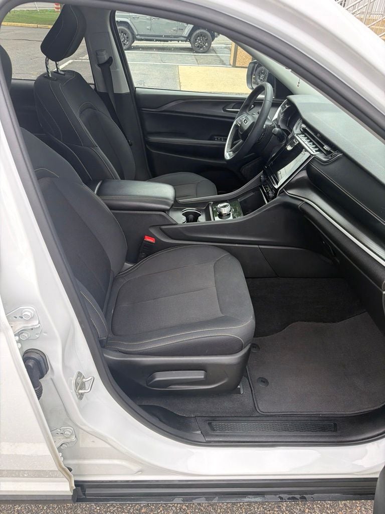 2023 Jeep Grand Cherokee Laredo X 4x4