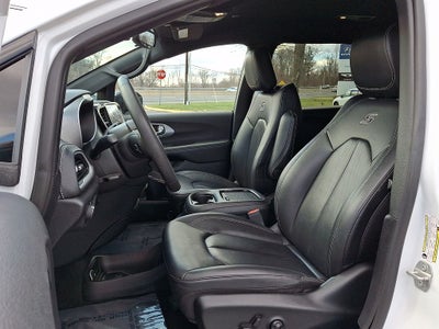 2024 Chrysler Pacifica Hybrid Select