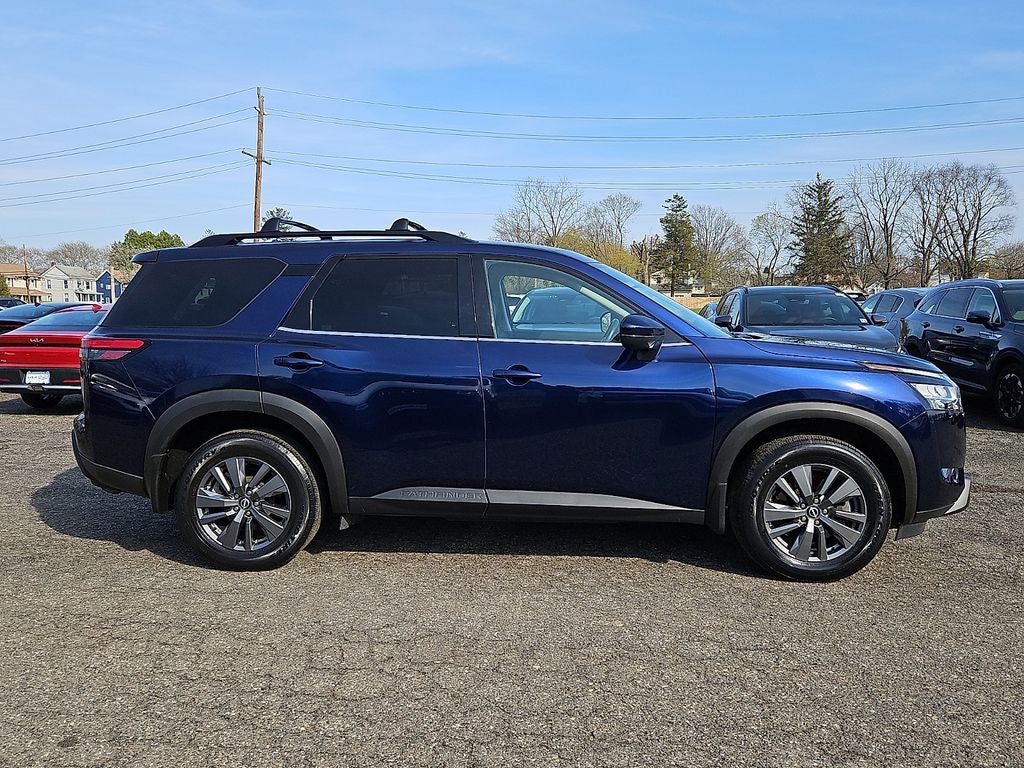 2022 Nissan Pathfinder SV